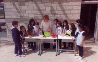 “Pique nique à l’ école. On mange une salade de fruits! ”
