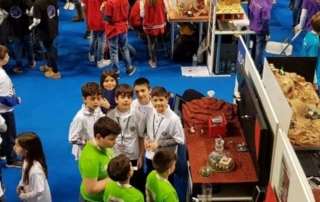 Διάκριση τού Ομίλου Εκπαιδευτικής Ρομποτικής Οι μαθητές τού Ομίλου Εκπαιδευτικής Ρομποτικής τού Αρσακείου Δημοτικού Ιωαννίνων διακρίθηκαν στον τελικό τού Πανελλήνιου Διαγωνισμού Εκπαιδευτική Ρομποτικής 2018, που διεξήχθη στο Κλειστό Ολυμπιακό Γήπεδο Γαλατσίου, την Κυριακή 4 Μαρτίου 2018. Στον τελικό τής κατηγορίας Δημοτικού «Εποικισμός τού Άρη» οι μαθητές τού ομίλου, οι οποίοι αποτελούσαν την πιο μικρή ηλικιακά ομάδα τής κατηγορίας, κατάφεραν να συμπεριληφθούν στις 20 καλύτερες πανελληνίως. Τους μαθητές τής Δ΄ τάξης Φίλιππο Κίτσογλου, Αλέξανδρο Λεονταρίδη, Αριστείδη Νίκου, Ευαγγελία Παπουτσή και Εμμανουήλ Παρσόπουλο, με τον βοηθό-συμμαθητή Μάξιμο Καλαντζή προπόνησε ο δάσκαλος τής Ε΄ τάξης κ. Άρης Γκαρτζονίκας.