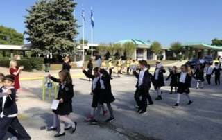 Οι μικροί μας μαθητές παρελαύνουν...
