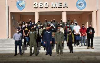 Πετώντας με ελικόπτερο τής Πολεμικής Αεροπορίας!