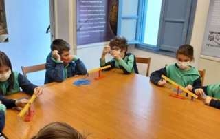 «Από την εμπειρία τής ζυγαριάς στη σχέση τής ισότητας»