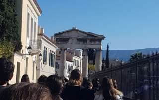 Περπατώντας στους λόφους της Ακρόπολης...