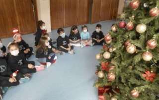 Χριστουγεννιάτικα δέντρα στολισμένα με στολίδια, τραγούδια, χαμόγελα κι ευχές!