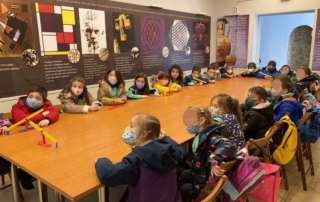 «Από την εμπειρία τής ζυγαριάς στη σχέση τής ισότητας και τις πράξεις των αριθμών»