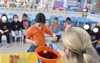 Γέλια, μυρωδιές, κόκκινα αβγά κι ευχές!