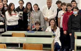Tο χριστουγεννιάτικο δέντρο τού εργαστηρίου Χημείας