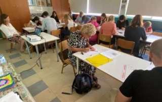 Από μακριά και, όμως, τόσο κοντά… Οι μαθητές τού Α΄ Αρσακείου-Τοσιτσείου Γυμνασίου Εκάλης Γρηγόρης Αντώνιος, Ιωάννου Αναστασία, Ιωσηφίδης Αλκίνοος, Κατωπόδη Ελένη, Καυκάς Πέτρος, Κολέλης Αναστάσιος, Κορρέ Αντωνία, Κοσμά Αντιγόνη, Κρητικός Άγγελος, Κωστάκου Δέσποινα, Λαζάρου Μελίνα (Β΄2) και Xia Yunjia (Β΄4) υποδέχθηκαν στο Εργαστήριο Τεχνολογίας, την Τρίτη 26 Σεπτεμβρίου 2023, 7 μαθητές και 7 καθηγητές  τού σχολείου SANDNES VIDEREGAENDE SKOLE από τη Νορβηγία, οι οποίοι συμμετέχουν στο πρόγραμμα Erasmus+ και φιλοξενούνται από το Σχολείο μας και τούς μαθητές του. Μαθητές και καθηγητές συνεργάστηκαν με πολλή χαρά και ευγένεια, συνδυάζοντας δημιουργικότητα και φαντασία τους στο ακόλουθο πρόγραμμα: Creation of groups (5 groups, Norwegians and Greeks, 6-7 people) Production sectors, examples of production units Selection of production unit (brainstorming, voting, final selection, selection criteria) Examples of student company names and logos Brainstorm your own company brand and logo F1 formula presentation by XIA YUNJIA Video Formula 1, global student competition, Singapore 2018 Guided tour of the Formula 1 school test track
