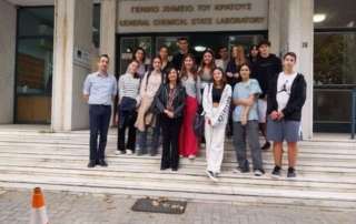 Μαθητές τής Γ΄ τάξης στο Γενικό Χημείο τού Κράτους