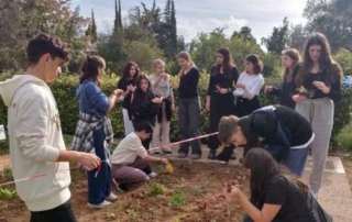 Εθελοντές στους κήπους τού Σχολείου μας...