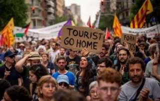 «TOURISTS GO HOME»!