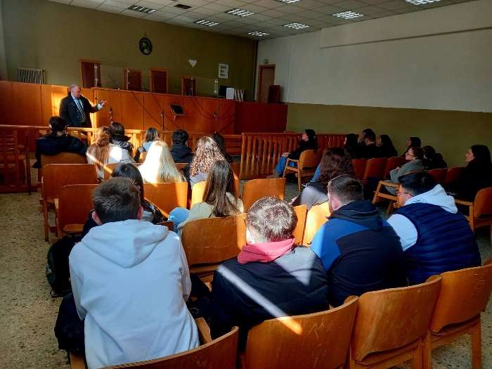 Μια ημέρα στα δικαστήρια