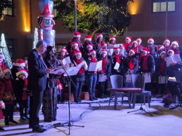 Xριστουγεννιάτικη συναυλία στον αύλειο χώρο τού Δημαρχείου Πατρών (Παλαιό Αρσάκειο)
