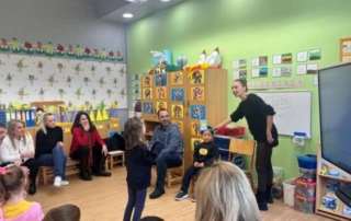 Let's play in English and make some amazing masks! Την Τέταρτη 19 Φεβρουαρίου 2025 πραγματοποιήθηκε ένα διαφορετικό μάθημα Αγγλικής Γλώσσας στο τμήμα νηπίων Ν.1 τού Αρσακείου-Τοσιτσείου Νηπιαγωγείου. Γονείς και μαθητές είχαν την ευκαιρία να συμμετάσχουν ενεργά και να αλληλοεπιδράσουν μεταξύ τους, παρακολουθώντας από κοντά τον τρόπο διδασκαλίας τής ξένης γλώσσας στο Νηπιαγωγείο. Η τάξη πλημμύρισε από χαμόγελα, καθώς οι μικροί μαθητές και οι γονείς τους συμμετείχαν σε διάφορα παιχνίδια με κάρτες και παντομίμες, προσπαθώντας να μαντέψουν λέξεις και φράσεις μέσα από τη σωματική έκφραση, ενισχύοντας με αυτόν τον τρόπο τη γλωσσική κατανόηση μέσω τής κίνησης. Το μάθημα συνεχίστηκε με τραγούδια και χορούς, ενθουσιάζοντας μικρούς και μεγάλους, ενώ η κατασκευή αποκριάτικης μάσκας ήταν μια ακόμη δημιουργική δραστηριότητα που συνδύασε τη φαντασία με τη δημιουργική διάθεση αλλά και τη συνεργασία με την εκμάθηση τής ξένης γλώσσας.