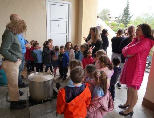 Οι μεγάλοι μαθητές μαγειρεύουν για καλό σκοπό… και οι μικροί μαθητές επικροτούν και επαινούν!