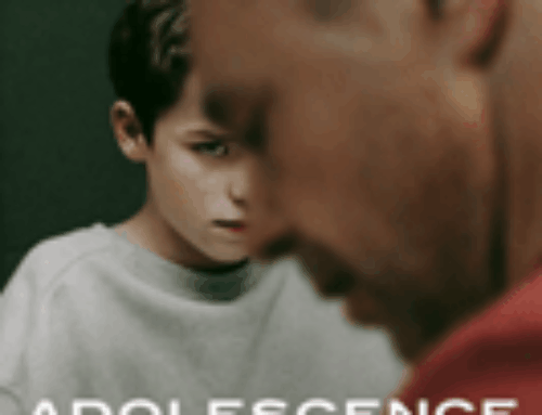 “Adolescence”: η πολυσυζητημένη σειρά για την εφηβεία. Την είδαμε και σας την προτείνουμε…